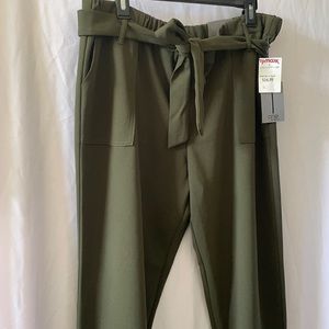 ✨BRAND NEW ✨ Green slacks